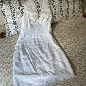 BCBGMAXAZRIA white lined summer cocktail/vacation halter dress size 4